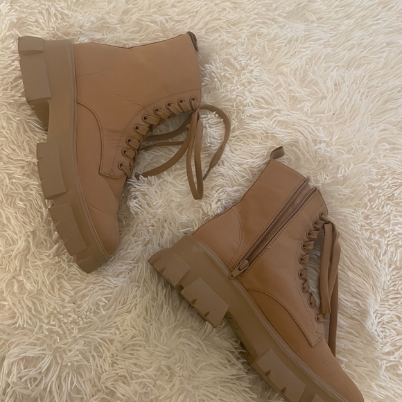 Steve Madden tan lug sole boots, lace up and zipper, size 9 - Picture 2 of 3